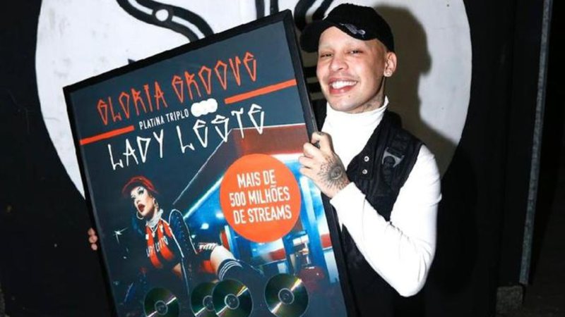 Gloria Groove com disco de platina triplo por Lady Leste (Foto: Divulgação)