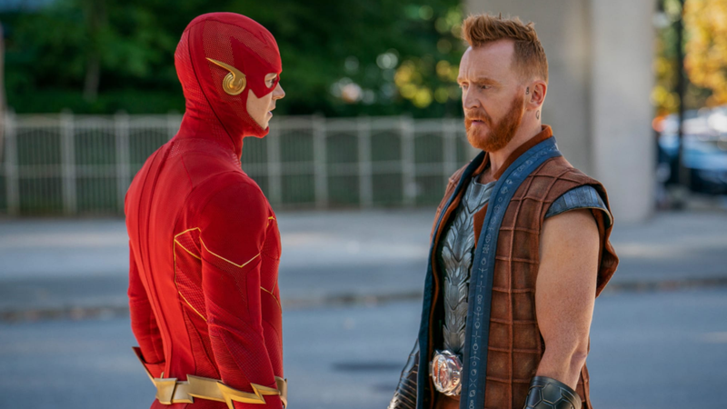 Grant Gustin e Tony Curran em The Flash (Foto: Reprodução)