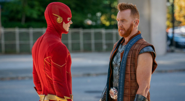 Grant Gustin e Tony Curran em The Flash (Foto: Reprodução)