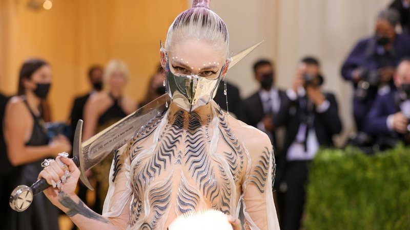 Grimes no Met Gala 2021 (Foto: Theo Wargo / Equipe)