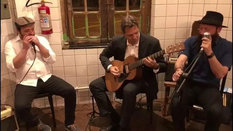 Haddad tocando violão em Curitiba (Foto: Reprodução / Instagram)