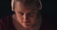 Elisabeth Moss em The Handmaid's Tale (Foto:Reprodução)