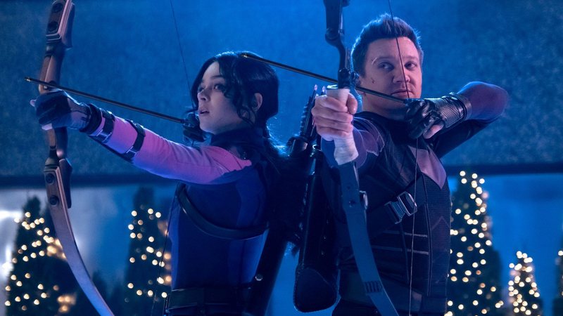 Hailee Steinfeld como Kate Bishop e Jeremy Renner como Gavião Arqueiro (Foto: Chuck Zlotnick/Marvel Studios)