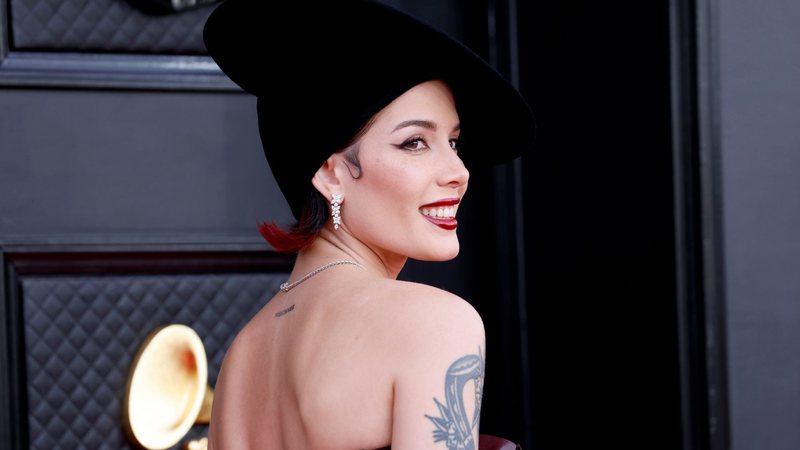 Halsey no Grammy 2022 (Foto: Frazer Harrison/Getty Images)