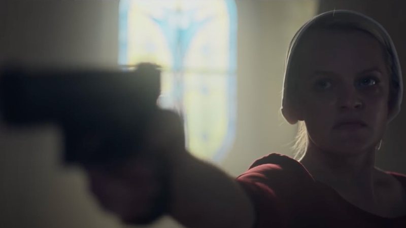 Elisabeth Moss como June em cena de The Handmaid's Tale (Foto: Reprodução)