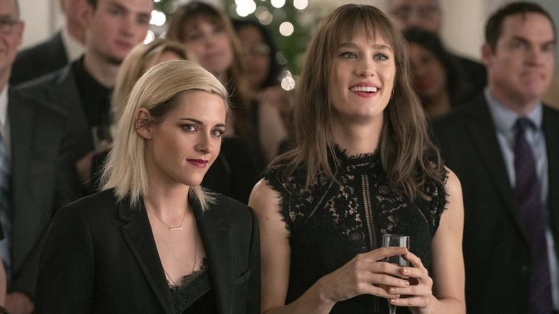 Kristen Stewart e Mackenzie Davis em Happiest Season (Foto: Reprodução)