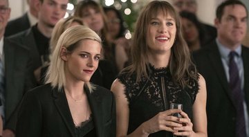 Kristen Stewart e Mackenzie Davis em Happiest Season (Foto: Reprodução)