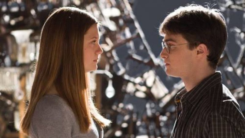 Harry Potter e Gina Weasley em O Enigma do Príncipe (Foto: Reprodução /Twitter)