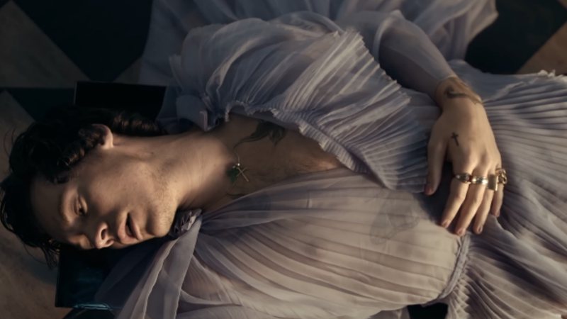 Harry Styles em 'Falling' (Foto: Reprodução/Twitter)