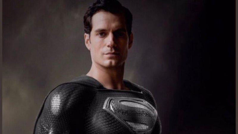 Henry Cavill com o traje preto do Superman (Foto: Reprodução)