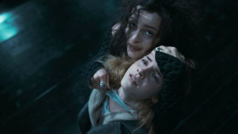 Hermione sendo torturada por Bellatrix em Harry Potter (Foto: Reprodução / IMDb)