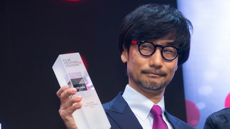 Hideo Kojima recebe prêmio de direção criativa no festival de cinema de Colônia (Foto: Malte Ossowski/ AP)