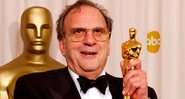 Ronald Harwood posa com o prêmio de Melhor Roteiro Adaptado para O Pianista durante o 75º Prêmio da Academia no Kodak Theatre em 23 de março de 2003 em Hollywood, Califórnia. (Foto de Frank Micel / Getty Images)