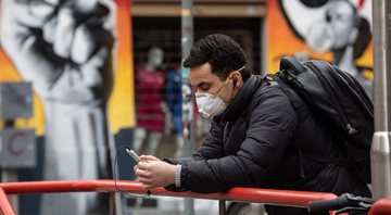 Homem com seu telefone na Itália )Foto: Emanuele Cremaschi/Getty Images)