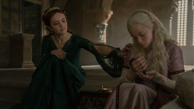 Olivia Cooke como Alicent Hightower e Evie Allen como Helaena Targaryen (Foto: Reprodução / HBO)