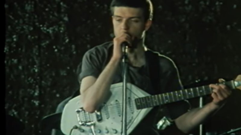 Ian Curtis no clipe de “Love Will Tear Us Apart” (Foto: Reprodução/Youtube)