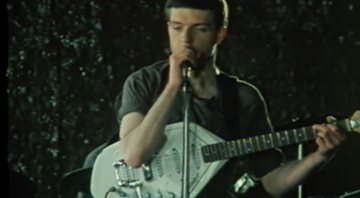 Ian Curtis no clipe de “Love Will Tear Us Apart” (Foto: Reprodução/Youtube)