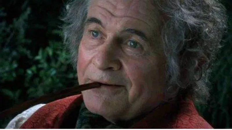 Ian Holm como Bilbo Bolseiro em Senhor dos Anéis (Foto: Reprodução/Warner Bros.)