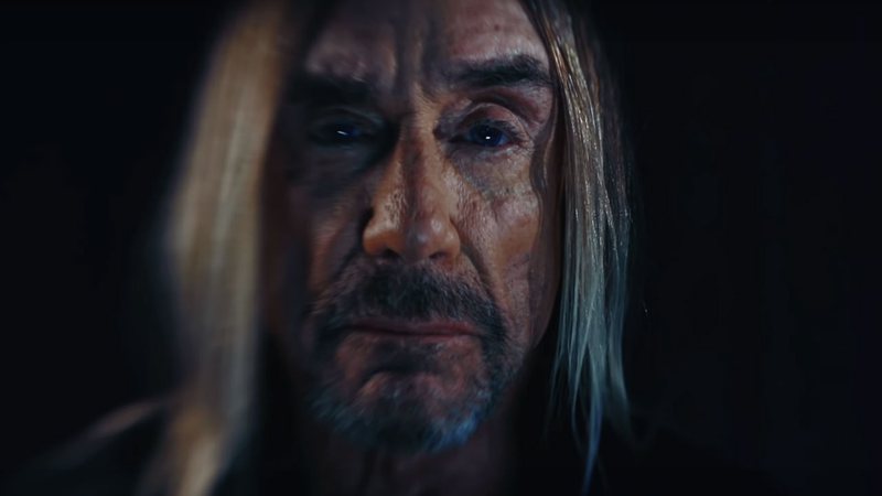 Iggy Pop no clipe de "We are the people" (foto: reprodução/ YouTube)