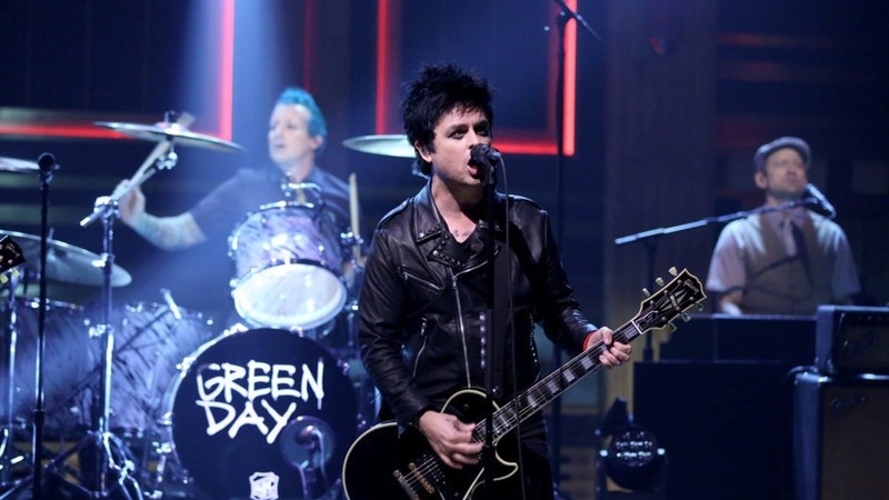 Billie Joe Armstrong comandando o Green Day em performance no programa de Jimmy Fallon (Foto: Reprodução / Vídeo)