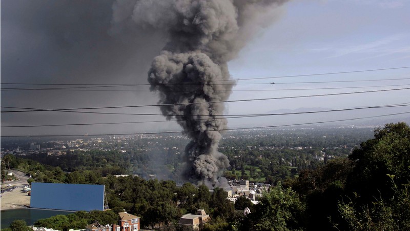 Incêndio no estúdio da Universal, em 2008 (Foto:AP Photo/Nick Ut)