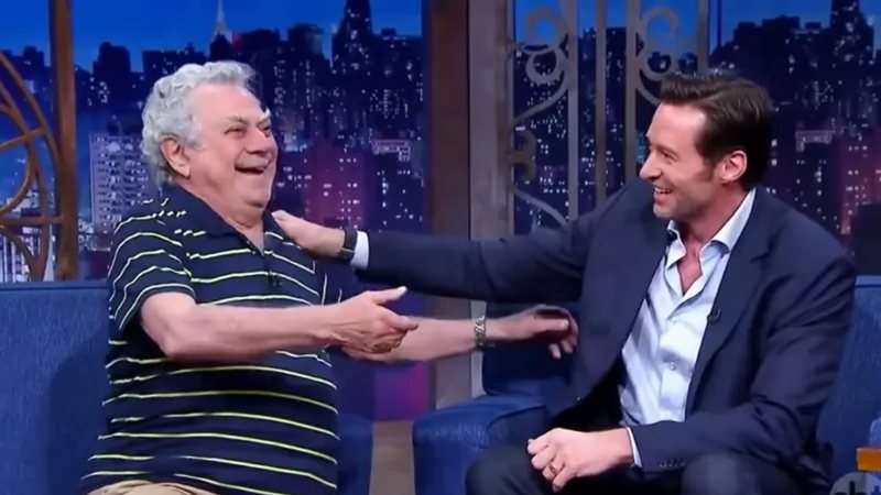 Isaac Bardavid e Hugh Jackman em programa The Noite em 2017 (Foto: Reprodução/SBT)