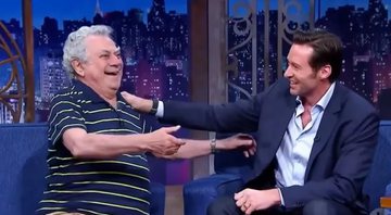 Isaac Bardavid e Hugh Jackman em programa The Noite em 2017 (Foto: Reprodução/SBT)