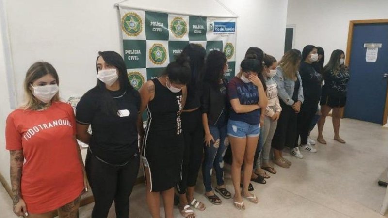 Isadora (de shorts) e outras 11 mulheres presas juntamente (foto: reprodução / Poló)