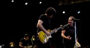 Jack White e Eddie Vedder durante a cover da música de Neil Young (Foto: Reprodução)