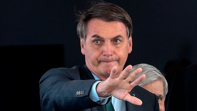 Jair Bolsonaro olha para o lado com a mão para frente (Foto: Gabriela Bilo / Estadão Conteúdo / Agência Estado / AP Images)