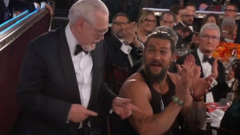 Jason Momoa e Brian Cox na cerimônia do Globo de Ouro (foto: reprodução/ Twitter)