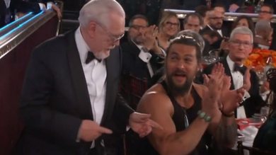 Jason Momoa e Brian Cox na cerimônia do Globo de Ouro (foto: reprodução/ Twitter)