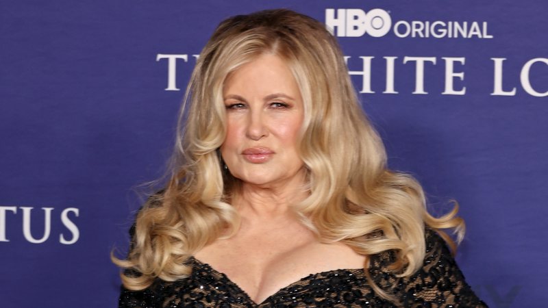 Jennifer Coolidge em tapete vermelho (Foto: Getty Images)