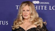 Jennifer Coolidge em tapete vermelho (Foto: Getty Images)