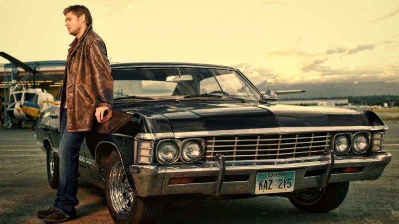 Jensen Ackles ao lado do Chevy Impala 67 (foto: reprodução/ Warner)