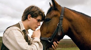 Jeremy Irvine em Cavalo de Guerra (Foto: Divulgação)