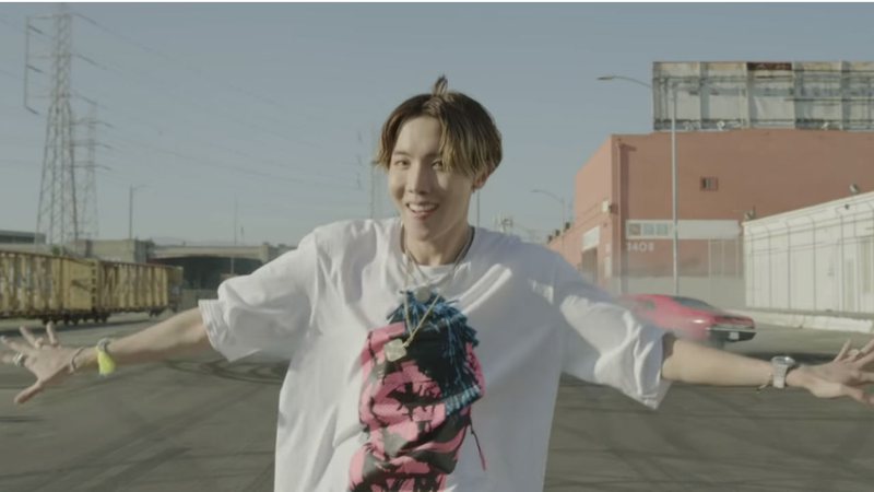 J-Hope no clipe de "Chicken Noodle Soup" (Foto: Reprodução)