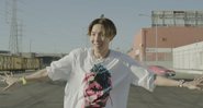 J-Hope no clipe de "Chicken Noodle Soup" (Foto: Reprodução)