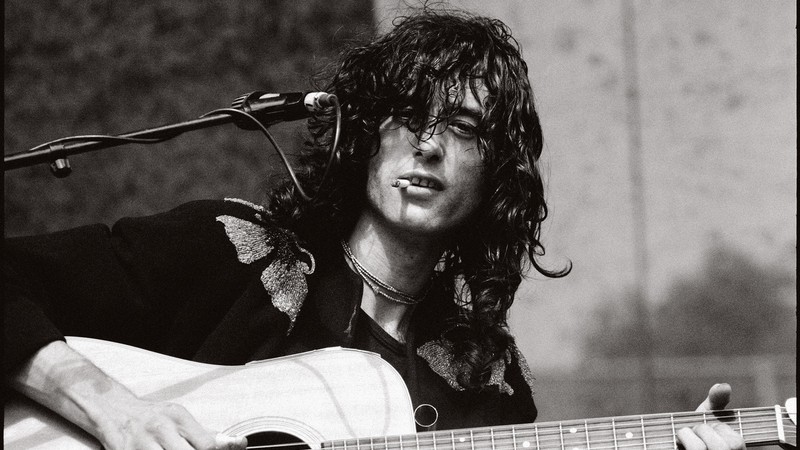 Jimmy Page em 1977, durante apresentação do Led Zeppelin no festival Day on the Green, em Oakland, Califórnia (Foto: Michael Zagaris Photography LLC e Reel Art Press)