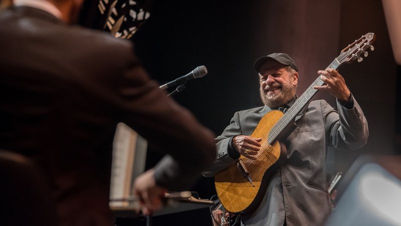 João Bosco com Orquestra Ouro Preto (Foto: Íris Zanetti)