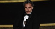 Joaquin Phoenix discursa após receber Oscar por Coringa em 2020 (Foto: Chris Pizzello/Invision/AP)