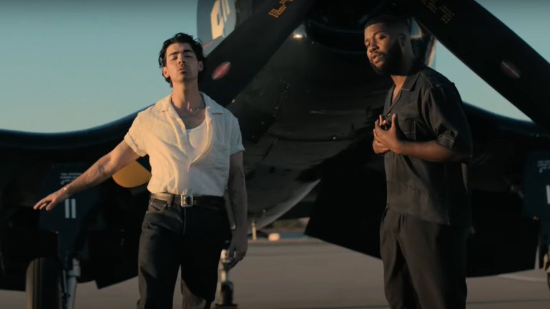 Joe Jonas e Khalid no clipe de "Not Alone" (Foto: Divulgação/ Youtube/ JoeJonasVEVO)