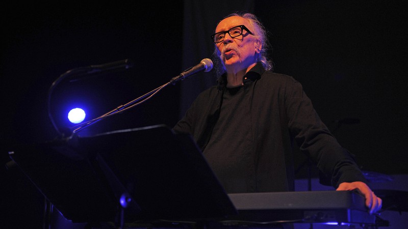 John Carpenter durante performance no Shepherd's Bush Empire, em Londres (Foto: KGC-138/STAR MAX/IPx/AP)