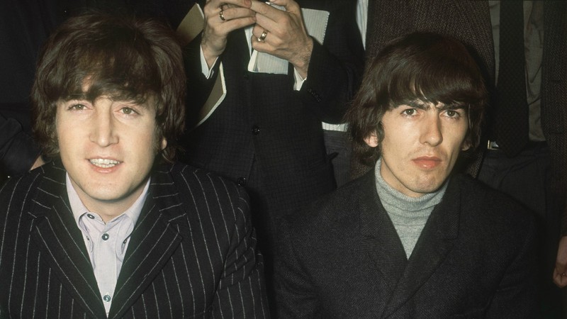 John Lennon e George Harrison em 1965 (Foto: AP Images)