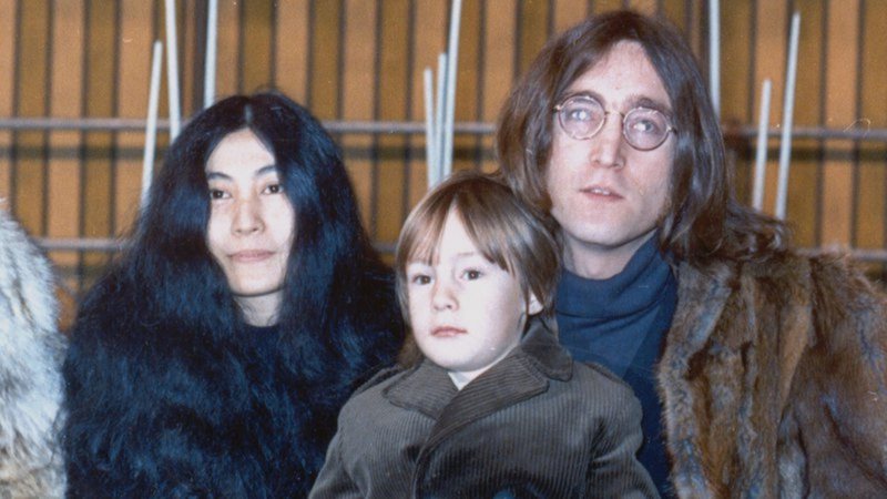 John Lennon posa com o filho Julian e Yoko Ono em um local desconhecido em 1968. (Foto: AP)