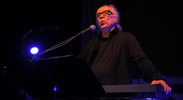 John Carpenter durante performance no Shepherd's Bush Empire, em Londres (Foto: KGC-138/STAR MAX/IPx/AP)