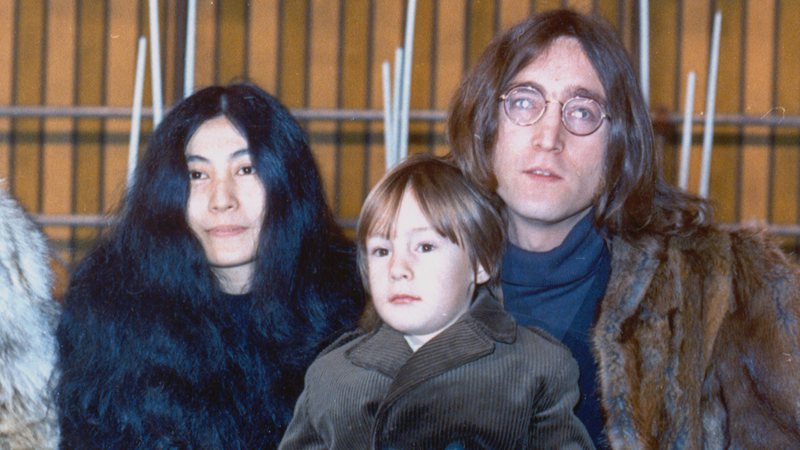 Yoko Ono, Julian e John Lennon em 1968 (Foto: AP Images)