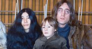 John Lennon posa com o filho Julian e Yoko Ono em um local desconhecido em 1968. (Foto: AP)