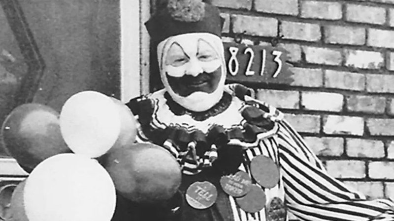 Serial Killer John Wayne Gacy em roupa de palhaço (Foto: Reprodução)