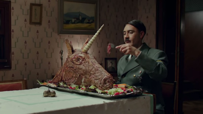 Taika Waititi como Hitler em JoJo Rabbit (Foto: Reprodução / YouTube)